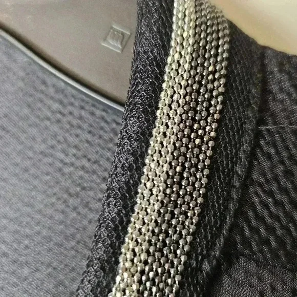 Chico's Damen Black Satin Metallic Bead Tie Front Neck Crinkle Tunic Size 1 (S) - Picture 6 of 14